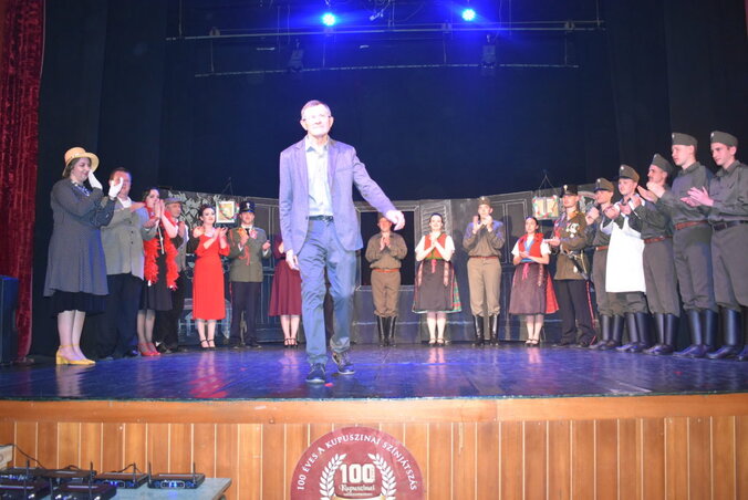 Molnár József a társulattal a Nyitott ablak című előadás bemutatóján