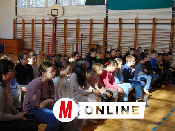 A felsősök érdeklődve nézték az élő népzene- és néptáncórát (Vidács Hajnalka felvétele)