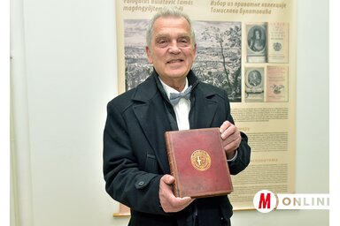 Bulatović Tamás egy olyan könyvvel, amely Savoyai Jenő herceg könyvtárából való / Gergely Árpád felvétele