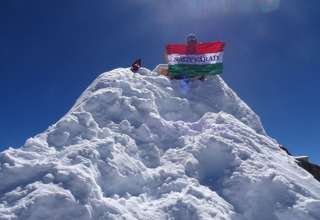 A Manaszlu csúcsán a magyar zászlóval (Fotó: Facebook (@Kalifa))