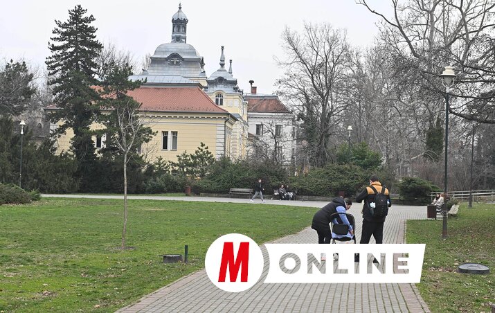 Az évszázados fák között található jódfürdő különleges hangulatot teremt (Ótos András felvétele)