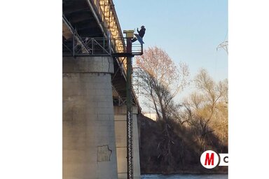 A zentai hídon egy szerb férfi a Csóka felőli második hídlábról a folyóba akarja vetni magát, vagyis ezzel fenyegetőzik (Fotó: Gergely József felvétele)