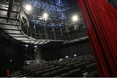 Az ún. kísérleti színpad többféleképp alakítható, az előadás jellegétől függően/Fotó: Molnár Edvárd