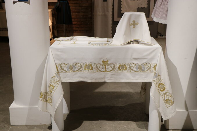 Kiemelt első díj: az oltárterítő Zuberec Vera munkája, az áldozási kellékeket az újvidéki Petőfi Sándor MMK szakosztályának tagjai készítették