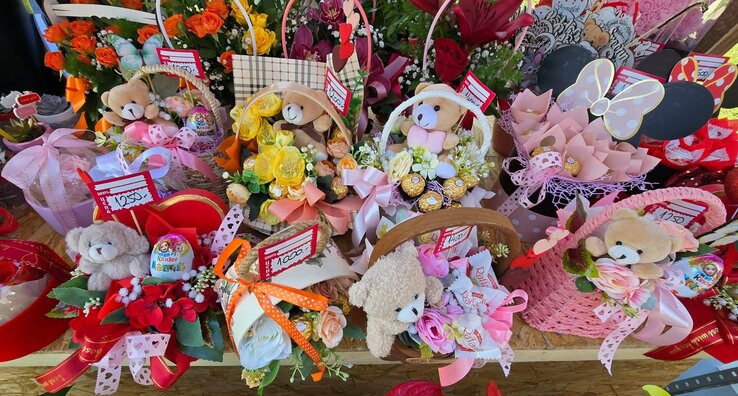 A legfiatalabb hölgyekre is gondoltak, plüssmacikkal kiegészített ajándékkompozíciók várták a vásárlókat (Fotó: Varga Zoltán felvétele)