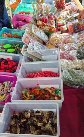 Az édesszájúak cukorkákból is válogathattak a vásáron (Fotó: Varga Zoltán felvétele)