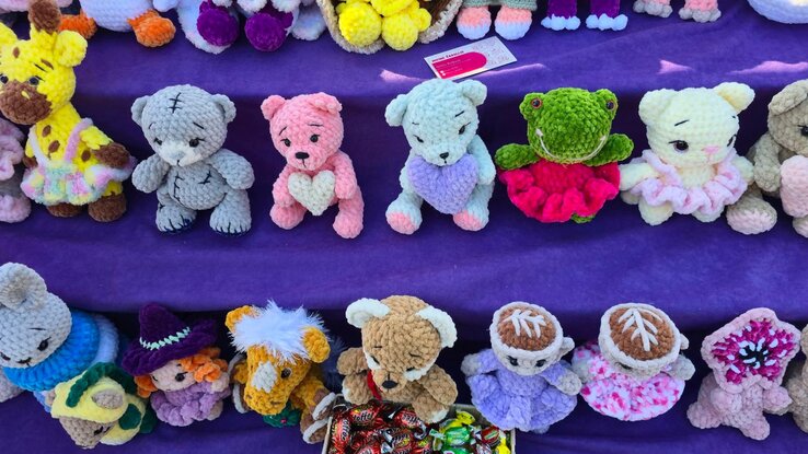 Kézzel készült horgolt plüssfigurák is szerepeltek a kínálatban (Fotó: Varga Zoltán felvétele)