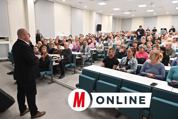 Gyivánovity Dániel szólt a nagyszámú közönséghez (Fotó: Ótos András felvétele)