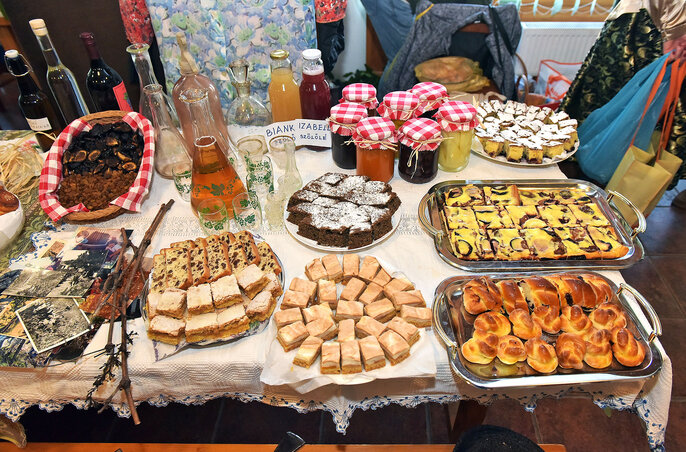 Roskadásig telt asztalok a Gazdag ágon