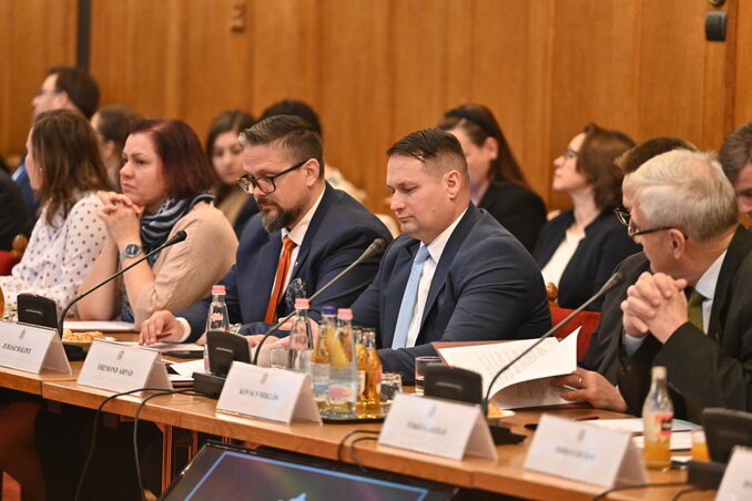 Jobbról: Fremond Árpád, az MNT elnöke, dr Juhász Bálint, a tartományi képviselőház elnöke és Vicsek Annamária, a Fidesz vajdasági EP-képviselője