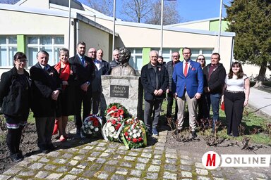 Közös képen a koszorúzók, a szervezők és a vendégek (Fotó: Ótos András)