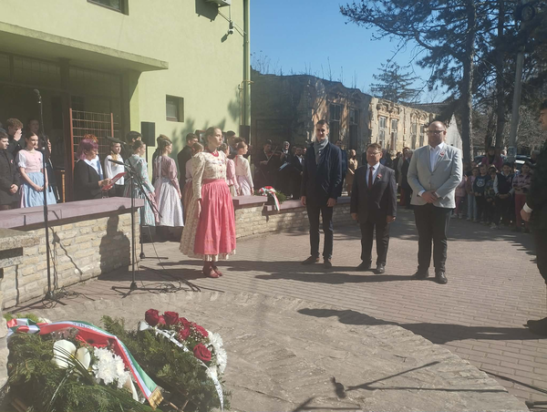 A Vajdasági Magyar Szövetség nevében dr. Molnár Viktor, Fehér Szabolcs és Pál Viktor koszorúzott (Fotó: Kancsár Izabella)