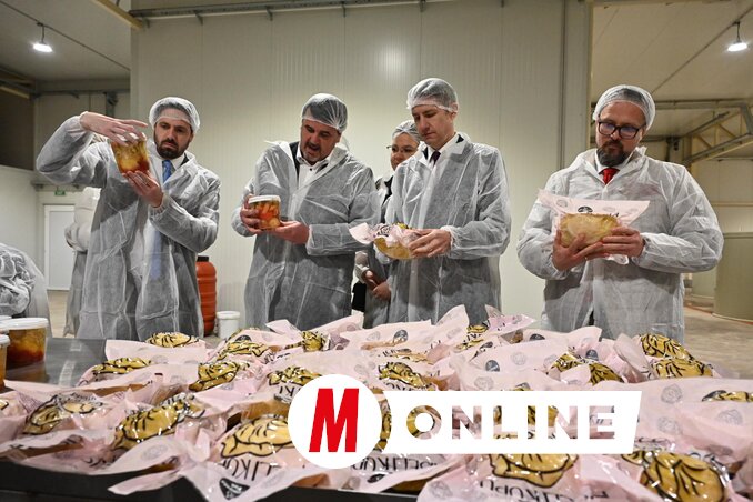 A delegáció tagjai megtekintették az új savanyítóüzemet és a feldolgozott termékeket (Fotó: Ótos András)