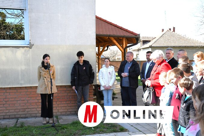 A Jovan Jovanović Zmaj Általános Iskola tanulói alkalmi szavalatokat adtak elő (Fotó: Paraczky László)