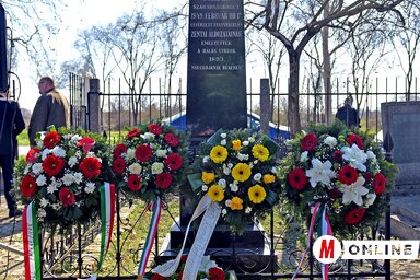 A szabadságharc zentai és környékbeli áldozatainak emléksírhelyénél tisztelegtek a megemlékezés résztvevői (Fotó: Gergely Árpád felvétele)