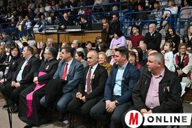 Zengjétek meg a jövőt! 