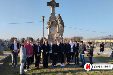 Rövid alkalmi műsor a Hungária-szobornál (Fotó: Kancsár Izabella)