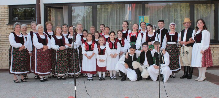 Népviseletben a szalmaszálasok (Fotó: Szalmaszál Ifjúsági Művelődési Egyesület)