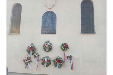 A Nagytemetőben lévő emléktáblánál helyezték el a koszorúkat (Fotó: BJK, Magyarkanizsa önkormányzata)