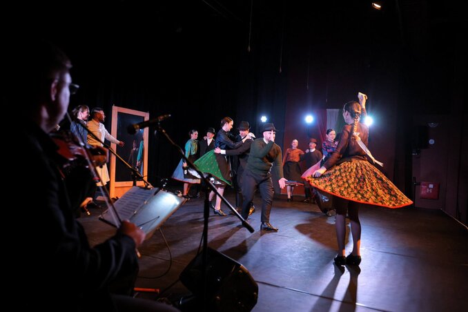 Az estet fergetes táncszínházi előadás zárta