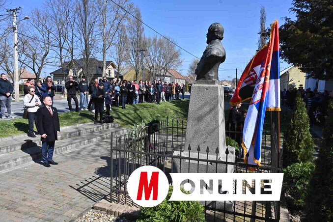 Magyarország Kormánya nevében Magyar József, Magyarország belgrádi nagykövete koszorúzott (Ótos András felvétele)