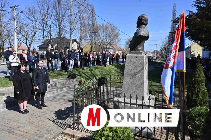 A Magyar Nemzeti Tanács nevében Fremond Árpád, az MNT elnöke és Tóth Ramóna, a MNT Végrehajtó Bizottságának tagja koszorúzott (Ótos András felvétele)