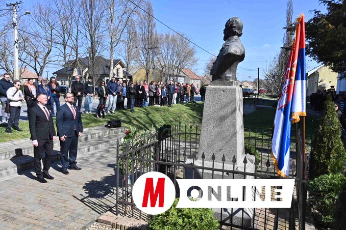 A Vajdasági Magyar Szövetség nevében dr. Juhász Bálint, a Vajdasági Magyar Szövetség Végrehajtó Bizottságának elnöke és Tóth Zoltán, a tartományi mezőgazdasági titkárság titkárhelyettese helyezte el az emlékezés virágait (Ótos András felvétele)