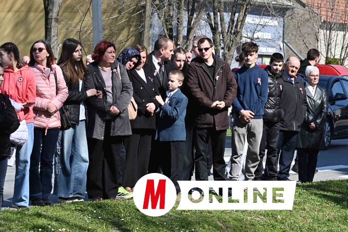 Érkeznek a helybéliek a megemlékezésre (Ótos András felvétele)