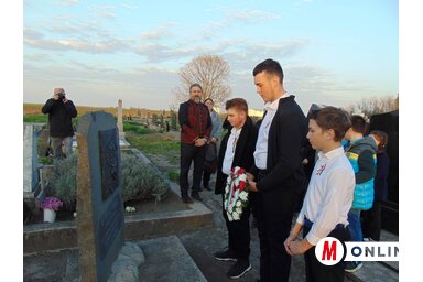 Az Ifjúsági Klub nevében az általános iskola három végzős diákja koszorúzott / Vidács Hajnalka felvétele