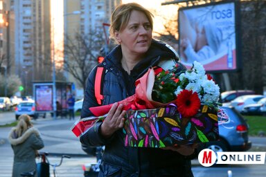 Nemcsak a nagy ajándékok számítanak, hanem a pillanatok, amikor megállunk, és észrevesszük a nők gondoskodását, türelmét és fáradhatatlan energiáját (Fotó: Dávid Csilla illusztrációja)