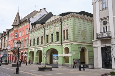 Az eredeti épületből csak a homlokzat maradt meg / Fotó: Molnár Edvárd