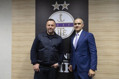 Dárdai Pál és Ratatics Péter elnök az Újpest székházában (Fotó: MTI)