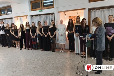 Bakos Anita osztályfőnök a végzősök kitartását és elhivatottságát méltatta a megnyitón (Fotó: Gruik Zsuzsa felvétele)