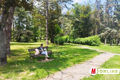 Az új padokkal a találkozásokat, a pihenést és a közösségi életet ösztönzik (Fotó: Kancsár Izabella/archívum)