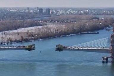 A negyedik újvidéki Duna-híd szerkezeti elemei már jól kirajzolódnak, és a kivitelezés fontos szakaszhoz érkezett (Fotó: vojvodina uzivo/Screenshot)