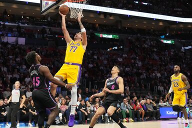 Luka Dončić 60 pontot rámolt be a Miami gyűrűjébe (Fotó: Beta/AP)