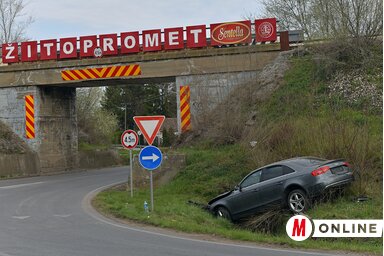 A balesetben súlyosan megrongálódott az Audi gápkocsi (Gergely József felvétele)