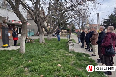 Megemlékezés a költő szobránál