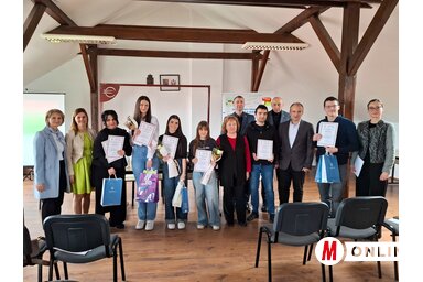 A szervezők és a dobogós diákok (Fotó: Kállai Göblös Nikoletta)