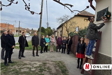 Koszorúzás a családi háznál / Kecskés István