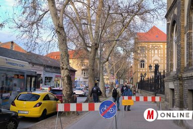 A munkálatok hétfő óta nehezítik meg a közlekedést a Zsidó utcában, de az I. Péter király sugárúton is feltörték az aszfaltot (Fotó: Dávid Csilla felvétele)