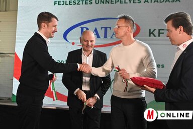 A beszédeket követően ünnepélyesen átadták az új beruházást (Fotó: Ótos András felvétele)