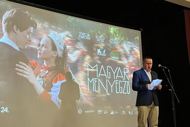 Bajity Borisz, a VMSZ alelnöke köszönti az egybegyűlteket (Fotó: Ladišić Nóra felvétele)