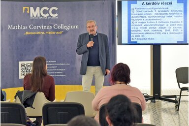 Dr. Bordás Sándor A magyar kultúra történelmi traumái címmel tartott előadást a Kiszsinagógában / Gergely Árpád