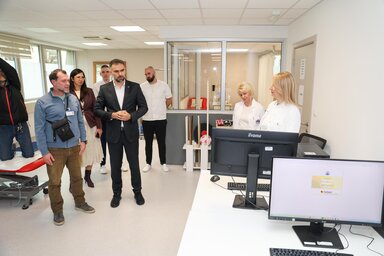 Nemrégiben 150 új számítógépet adtak át az Újvidéki Egészségháznak, a gépek beszerzését a városi kasszából finanszírozták (Fotó: Grad Novi Sad)