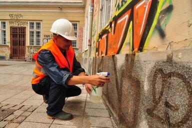 Az önkormányzat az elkövetkező időszakban 20,8 millió dinárt fordít a graffitik eltávolítására és a közterületek megtisztítására (Fotó: Az önkormányzat illusztrációja)
