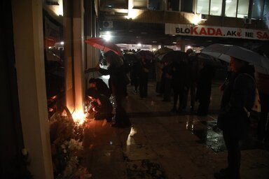 A polgárok gyertyákat gyújtanak a belgrádi Bölcsészettudományi Kar előtt (Fotó: Beta)