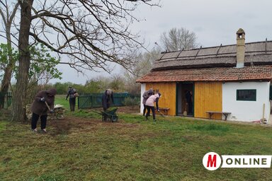 A munka során lenyírták a füvet, rendbe tették az udvart és megtisztították a területet, hogy megfelelő körülmények fogadják majd az ide látogatókat (Fotó: Herczeg Zsolt felvétele)