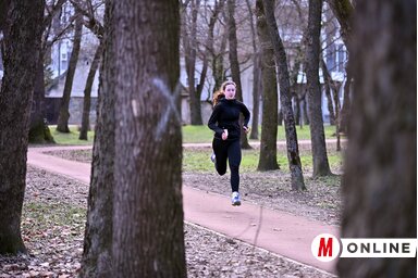 A futók előszeretettel használják a tartánborítású futópályát (Molnár Edvárd felvétele)