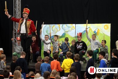 Az előadás során a gyerekek többször is együtt énekeltek az előadókkal, ugyanakkor a szerencsésebbek a színpadon is megmutathatták magukat (Fotó: Benedek Miklós felvétele)